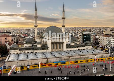 Taksim, Istanbul – Türkei 15. November 2023: Die neue Taksim-Moschee auf dem Taksim-Platz aus der Vogelperspektive Stockfoto