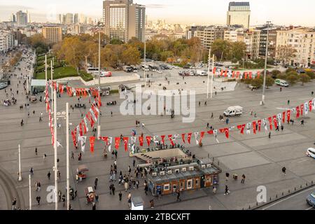 Taksim Istanbul Türkei - 15. November 2023: Stadtzentrum von Istanbul, Taksim-Platz und Repuplic Monument aus der Vogelperspektive. Beliebtes Touristenziel Stockfoto