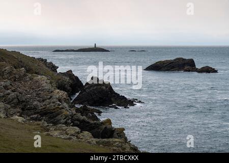 Rhoscolyn-Leuchtfeuer auf Felsen an der Westküste von Anglesey, Nordwales. Stockfoto