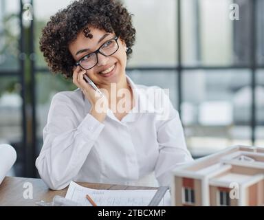 Die Architektin untersucht die Grundrisse des Hauses Stockfoto