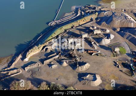 Luftaufnahme eines Steinbruchs, bei dem die Kiesgewinnung stattfindet. Dieser Standort Tarmac Nosterfield Sand and Gravel Quarry. Stockfoto