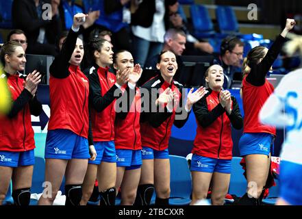 Frederikshavn, Dänemark. Dezember 2023. Tschechische Spieler feiern während des IHF Handball-Weltmeisterschaftsspiels der Frauen zwischen der Ukraine und der Tschechischen Republik in der 4. Hauptrunde in der Arena Nord in Frederikshavn, Dänemark am Mittwoch, 6. Dezember 2023 Credit: Ritzau/Alamy Live News Stockfoto