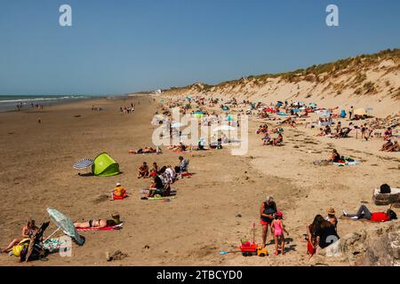 Menschen am Strand bei Ebbe, am Fuße der Sanddüne, im Sommer Quend Plage, Hauts-de-France, Frankreich Stockfoto