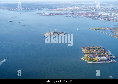 Liberty und Ellis Island liegen in der oberen New York Bay. Ellis war von 1892 bis 1943 der Einstiegspunkt für Einwanderer Stockfoto