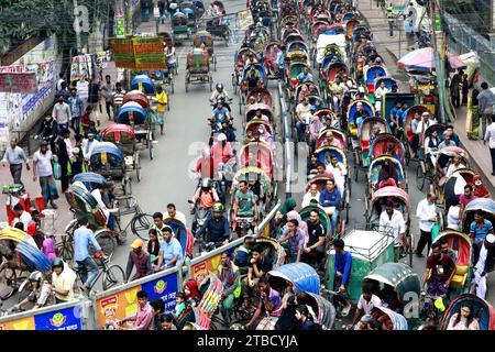 Dhaka, Bangladesch. Dezember 2023. Hunderte von Rikschas stecken am 6. Dezember 2023 in Dhaka, Bangladesch, in einem Stau fest. Jedes Jahr nimmt die Zahl der nicht motorisierten illegalen Rikschas auf den Straßen der Stadt zu. Foto: Suvra Kanti das/ABACAPRESS.COM Credit: Abaca Press/Alamy Live News Stockfoto