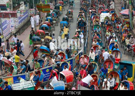 Dhaka, Bangladesch. Dezember 2023. Hunderte von Rikschas stecken am 6. Dezember 2023 in Dhaka, Bangladesch, in einem Stau fest. Jedes Jahr nimmt die Zahl der nicht motorisierten illegalen Rikschas auf den Straßen der Stadt zu. Foto: Suvra Kanti das/ABACAPRESS.COM Credit: Abaca Press/Alamy Live News Stockfoto