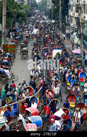 Dhaka, Bangladesch. Dezember 2023. Hunderte von Rikschas stecken am 6. Dezember 2023 in Dhaka, Bangladesch, in einem Stau fest. Jedes Jahr nimmt die Zahl der nicht motorisierten illegalen Rikschas auf den Straßen der Stadt zu. Foto: Suvra Kanti das/ABACAPRESS.COM Credit: Abaca Press/Alamy Live News Stockfoto