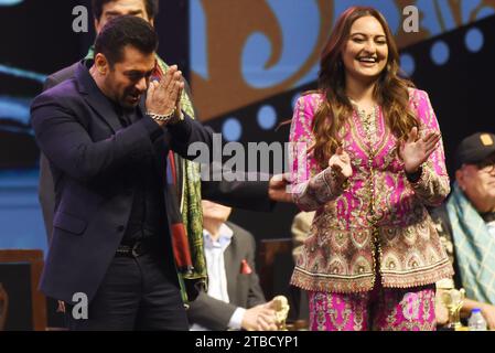 Kalkutta, Indien. Dezember 2023. Die Bollywood-Stars Salman Khan und Sonakshi Sinha nehmen am 5. Dezember 2023 an der Einweihung des 29. Internationalen Filmfestivals von Kolkata in Indien Teil. (Foto: Debajyoti Chakraborty/NurPhoto) Credit: NurPhoto SRL/Alamy Live News Stockfoto