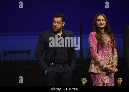 Kalkutta, Indien. Dezember 2023. Die Bollywood-Stars Salman Khan und Sonakshi Sinha nehmen am 5. Dezember 2023 an der Einweihung des 29. Internationalen Filmfestivals von Kolkata in Indien Teil. (Foto: Debajyoti Chakraborty/NurPhoto) Credit: NurPhoto SRL/Alamy Live News Stockfoto