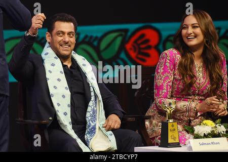 Kalkutta, Indien. Dezember 2023. Die Bollywood-Stars Salman Khan und Sonakshi Sinha nehmen am 5. Dezember 2023 an der Einweihung des 29. Internationalen Filmfestivals von Kolkata in Indien Teil. (Foto: Debajyoti Chakraborty/NurPhoto) Credit: NurPhoto SRL/Alamy Live News Stockfoto