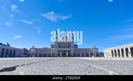 Fassade der Kathedrale der Heiligen Maria des Königs von Almudena Stockfoto