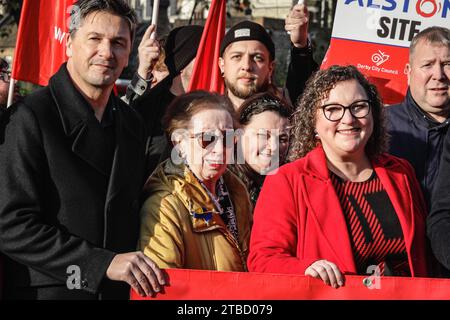 London, Großbritannien. Dezember 2023. Dame Margaret Beckett DBE (Mitte), Labour-Abgeordnete für Derby South, unterstützt einen von der Unite Union in Westminster organisierten Protest. Das Werk Alstom, das größte des Vereinigten Königreichs, das seit 180 Jahren Züge in Derby herstellt, ist gefährdet, und es gibt Bedenken, dass das Werk mit 2.000 Mitarbeitern aufgrund einer Lücke bei den Bestellungen für neue Zugflotten Arbeitnehmer entlassen könnte. Quelle: Imageplotter/Alamy Live News Stockfoto