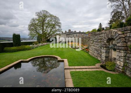 Plas Newydd Haus mit Blick auf die Menai Straße auf Ynys Mon (Anglesey) Nordwales. Stockfoto