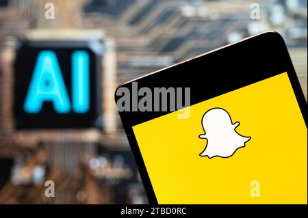 In dieser Fotoabbildung wird das Snapchat-Logo für Multimedia-Nachrichten auf einem Smartphone mit einem KI-Chip und einem Symbol im Hintergrund angezeigt. Stockfoto