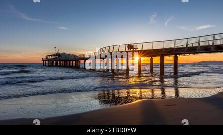 Sonnenuntergang an der Pier Stockfoto