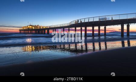 Genießen Sie einen Sonnenuntergang am Pier Stockfoto