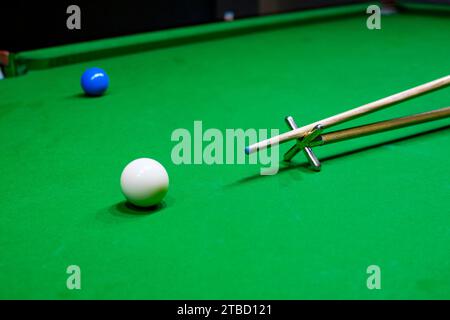 Snooker Tisch. Mit dem Ziel, die weiße Kugel mit Spinne stick. Stockfoto