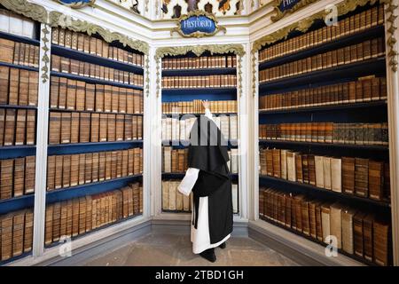 Ostritz, Deutschland. Dezember 2023. Elisabeth Vaterodt OCist, Äbtissin, steht in der Bibliothek von St. Kloster Marienthal. Sachsen hat die historisch wertvolle Bibliothek St. Kloster Marienthal für 5,5 Millionen Euro. Quelle: Sebastian Kahnert/dpa/Alamy Live News Stockfoto