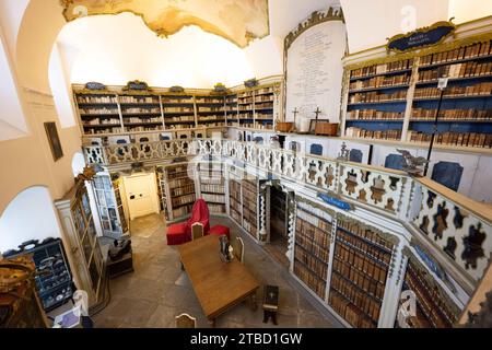 Ostritz, Deutschland. Dezember 2023. Bücher in einem Regal in der Bibliothek in St. Kloster Marienthal. Sachsen hat die historisch wertvolle Bibliothek der St. erworben Kloster Marienthal für 5,5 Millionen Euro. Quelle: Sebastian Kahnert/dpa/Alamy Live News Stockfoto