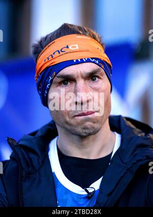 Kevin Sinfield, nachdem er Tag 6 der 7 in 7 in 7 Challenge in Brighton und Hove absolviert hatte. Seit Beginn seiner Ultra-Marathon-Mission im Jahr 2020 hat der 43-Jährige über 8 Millionen Pfund gesammelt, um Forschungen zu finanzieren und Menschen mit der Krankheit zu helfen. Er hat geschworen, dass er seine Marathonsuche fortsetzen wird, bis ein Heilmittel gefunden wird. Bilddatum: Mittwoch, 6. Dezember 2023. Stockfoto