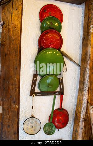 Vintage-farbige Topfdeckel und Sieb Stockfoto
