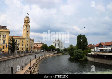 Turm des Rathauses von Oradea am Ufer des Flusses Crisu Repede. County Bihor, Rumänien Stockfoto