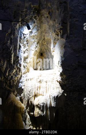 Die Meziad-Höhle. Eine der schönsten Höhlen Rumäniens, die Meziad-Höhle ähnelt einer unterirdischen gotischen Kathedrale. Stockfoto