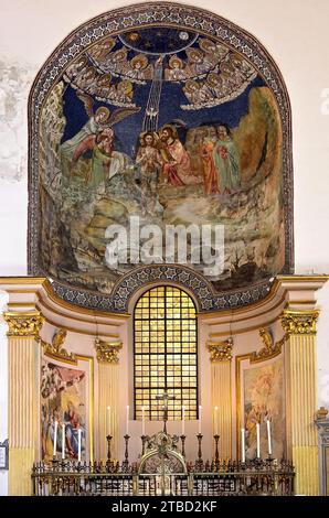 In der linken Apsis (auch bekannt als Kapelle des Allerheiligsten Sakraments) ist eine Taufe Christi dargestellt, die im 14. Jahrhundert in ein Fresko integriert wurde. Primatial Metropolitan Cathedral (eröffnet im März 1084) Von St. Maria der Engel, St. Matthäus und St. Gregor VII. - Cattedrale Primaziale Metropolitana di Santa Maria degli Angeli, San Matteo e San Gregorio VI.i Salerno Kunstmuseum, Italien, Italienisch, Mosaik. Stockfoto