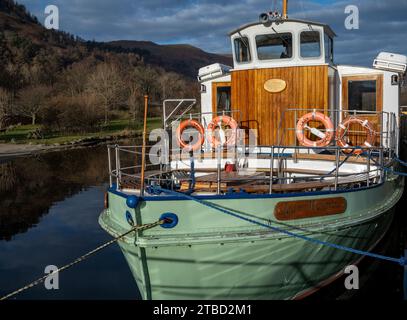 Die M.V. Lady Wakefield vertäute in Glenridding mit Lake District Eastern Fells im Hintergrund, Glenridding, Cumbria, Großbritannien Stockfoto