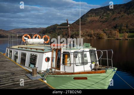 Die M.V. Lady Dorothy vertäute in Glenridding mit dem Lake District Far Eastern Fells im Hintergrund, Glenridding, Cumbria, Großbritannien Stockfoto