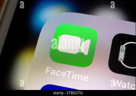 OSTRAVA, TSCHECHISCHE REPUBLIK - 2. AUGUST 2023: Symbol der mobilen FaceTime-App auf iOS-Smartphone Stockfoto