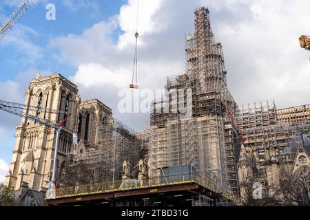 Paris, Frankreich. Dezember 2023. Die Kathedrale Notre Dame de Paris am Tag des Kreuzes wird am 6. Dezember 2023 auf dem neuen Turm des Denkmals auf der Ile de la Cite in Paris platziert. Dieser Turm wird rekonstruiert, um identisch mit dem ursprünglichen Turm zu sein, der bei einem Brand vom 15. April 2019 zerstört wurde, wobei die Kathedrale gemäß der französischen Kulturministerei Ende 2024 wieder eröffnet werden soll. Foto: Alexis Jumeau/ABACAPRESS.COM Credit: Abaca Press/Alamy Live News Stockfoto