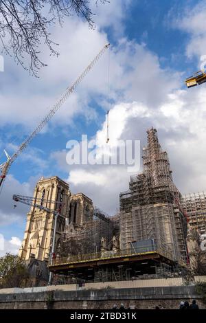 Paris, Frankreich. Dezember 2023. Die Kathedrale Notre Dame de Paris am Tag des Kreuzes wird am 6. Dezember 2023 auf dem neuen Turm des Denkmals auf der Ile de la Cite in Paris platziert. Dieser Turm wird rekonstruiert, um identisch mit dem ursprünglichen Turm zu sein, der bei einem Brand vom 15. April 2019 zerstört wurde, wobei die Kathedrale gemäß der französischen Kulturministerei Ende 2024 wieder eröffnet werden soll. Foto: Alexis Jumeau/ABACAPRESS.COM Credit: Abaca Press/Alamy Live News Stockfoto