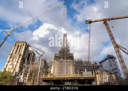 Paris, Frankreich. Dezember 2023. Die Kathedrale Notre Dame de Paris am Tag des Kreuzes wird am 6. Dezember 2023 auf dem neuen Turm des Denkmals auf der Ile de la Cite in Paris platziert. Dieser Turm wird rekonstruiert, um identisch mit dem ursprünglichen Turm zu sein, der bei einem Brand vom 15. April 2019 zerstört wurde, wobei die Kathedrale gemäß der französischen Kulturministerei Ende 2024 wieder eröffnet werden soll. Foto: Alexis Jumeau/ABACAPRESS.COM Credit: Abaca Press/Alamy Live News Stockfoto