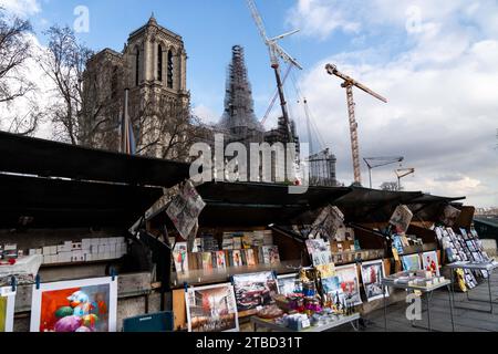 Paris, Frankreich. Dezember 2023. Buchhändler vor der Kathedrale Notre Dame in Paris, am 6. Dezember 2023, an dem Tag, an dem das Kreuz auf dem neuen Turm des Denkmals auf der Ile de la Cite in Paris platziert wird. Dieser Turm wird rekonstruiert, um identisch mit dem ursprünglichen Turm zu sein, der bei einem Brand vom 15. April 2019 zerstört wurde, wobei die Kathedrale gemäß der französischen Kulturministerei Ende 2024 wieder eröffnet werden soll. Foto: Alexis Jumeau/ABACAPRESS.COM Credit: Abaca Press/Alamy Live News Stockfoto