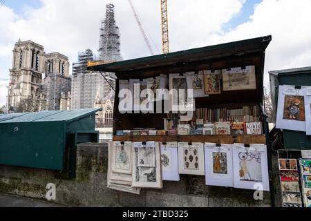 Paris, Frankreich. Dezember 2023. Buchhändler vor der Kathedrale Notre Dame in Paris, am 6. Dezember 2023, an dem Tag, an dem das Kreuz auf dem neuen Turm des Denkmals auf der Ile de la Cite in Paris platziert wird. Dieser Turm wird rekonstruiert, um identisch mit dem ursprünglichen Turm zu sein, der bei einem Brand vom 15. April 2019 zerstört wurde, wobei die Kathedrale gemäß der französischen Kulturministerei Ende 2024 wieder eröffnet werden soll. Foto: Alexis Jumeau/ABACAPRESS.COM Credit: Abaca Press/Alamy Live News Stockfoto