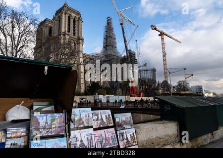 Paris, Frankreich. Dezember 2023. Buchhändler vor der Kathedrale Notre Dame in Paris, am 6. Dezember 2023, an dem Tag, an dem das Kreuz auf dem neuen Turm des Denkmals auf der Ile de la Cite in Paris platziert wird. Dieser Turm wird rekonstruiert, um identisch mit dem ursprünglichen Turm zu sein, der bei einem Brand vom 15. April 2019 zerstört wurde, wobei die Kathedrale gemäß der französischen Kulturministerei Ende 2024 wieder eröffnet werden soll. Foto: Alexis Jumeau/ABACAPRESS.COM Credit: Abaca Press/Alamy Live News Stockfoto