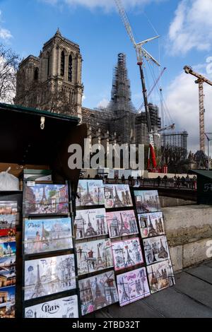 Paris, Frankreich. Dezember 2023. Buchhändler vor der Kathedrale Notre Dame in Paris, am 6. Dezember 2023, an dem Tag, an dem das Kreuz auf dem neuen Turm des Denkmals auf der Ile de la Cite in Paris platziert wird. Dieser Turm wird rekonstruiert, um identisch mit dem ursprünglichen Turm zu sein, der bei einem Brand vom 15. April 2019 zerstört wurde, wobei die Kathedrale gemäß der französischen Kulturministerei Ende 2024 wieder eröffnet werden soll. Foto: Alexis Jumeau/ABACAPRESS.COM Credit: Abaca Press/Alamy Live News Stockfoto