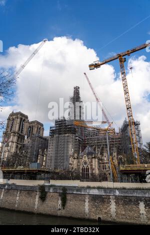 Paris, Frankreich. Dezember 2023. Die Kathedrale Notre Dame de Paris am Tag des Kreuzes wird am 6. Dezember 2023 auf dem neuen Turm des Denkmals auf der Ile de la Cite in Paris platziert. Dieser Turm wird rekonstruiert, um identisch mit dem ursprünglichen Turm zu sein, der bei einem Brand vom 15. April 2019 zerstört wurde, wobei die Kathedrale gemäß der französischen Kulturministerei Ende 2024 wieder eröffnet werden soll. Foto: Alexis Jumeau/ABACAPRESS.COM Credit: Abaca Press/Alamy Live News Stockfoto