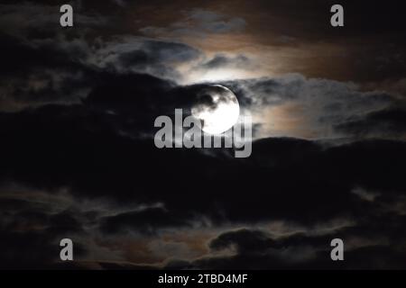 Vollmond scheint durch die Wolken Stockfoto