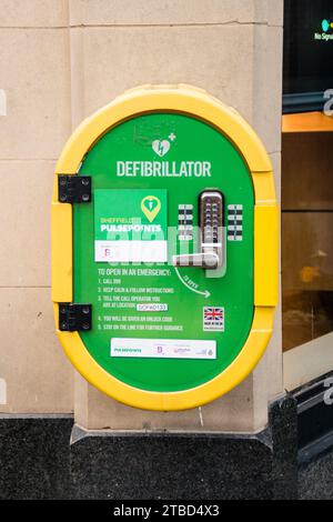 Defibrillatorstation für Notfall, Sheffield, Yorkshire, Großbritannien Stockfoto