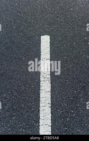 Straßenmarkierung, Asphalt, Straße, Kontrast, Linientrennung, Markierung, Verkehr, Mobilgerät, Textur, Hintergrund, Grafik Stockfoto