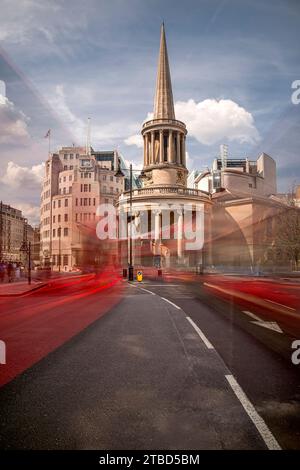 All Souls Church und der BBC in der Regent Street mit unscharfen Verkehr Stockfoto