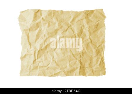 Gelbes, zerknittertes rechteckiges Blatt Papier mit abgerissener Kante auf weißem Hintergrund. Recyceltes Handwerkpapier zerknittert, gefaltete Textur, Schmirgelrand. T Stockfoto