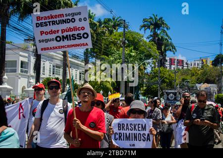 Maceio, Brasilien. Dezember 2023. Anwohner protestieren gegen das Unternehmen Braskem und fordern Entschädigung für die Schäden, die durch die Absenkung eines der Salzbergwerke des Unternehmens entstanden sind. Die örtlichen Katastrophenschutzbehörden hatten den Alarmzustand erklärt, da die Gefahr bestand, dass die Mine Nr. 18 kollabiert durch die Gewinnung von Steinsalz. Betroffene Gebiete wurden bereits evakuiert. Quelle: PEI Fon/dpa/Alamy Live News Stockfoto