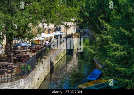 Punts und Café am Fluss Cherwell, nördlich von der Magdalen Bridge im Stadtzentrum von Oxford, Oxfordshire, England, Großbritannien Stockfoto