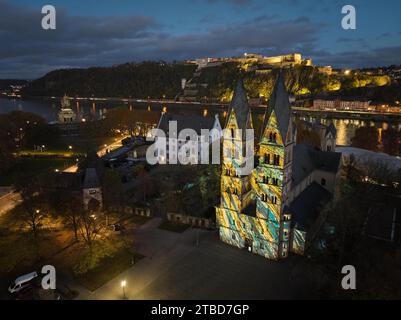 Während der Probe für die audiovisuelle Installation Les Monuments vivants erstrahlt die Basilika St. Castor in Koblenz im Licht Stockfoto