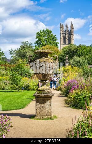 Verzierte Urne aus Stein im Oxford Botanic Garden, mit Magdalen Tower im Hintergrund im Oxford City Centre, Oxfordshire, England, Großbritannien Stockfoto