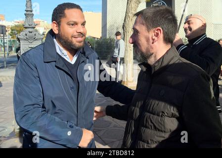 (L-R) der Generalsekretär von Vox Ignacio Garriga und der Rat des Stadtrates von Vendrell für Vox Antonio Moreno sprechen vor dem 45. Jahrestag der spanischen Verfassung in Tarragona etwa 200 Menschen versammeln sich in Tarragona, um dem 45. Jahrestag der spanischen Verfassung zu gedenken und verurteile die Feindseligkeit des Präsidenten der spanischen Regierung Pedro Sanchez. Sie wurden von zivilen Organisationen wie Impulso Ciudadano, Convivencia Civica Catalana und anderen politischen Vertretern wie Ignacio Garriga Generalsekretär der VOX, Alejandro Fernand, einberufen Stockfoto