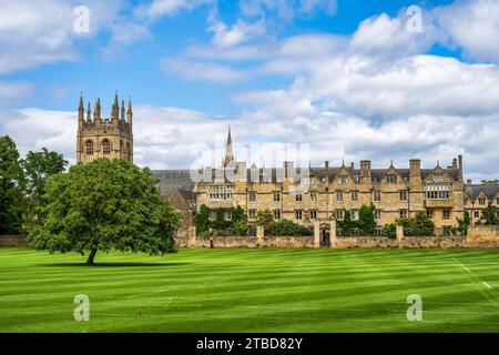 Merton College, University of Oxford, mit Glockenturm der Merton College Chapel auf der linken Seite im Stadtzentrum von Oxford, Oxfordshire, England, Großbritannien Stockfoto